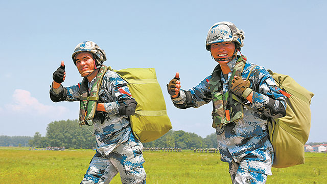 傘花綻放！空降兵某旅組織春季入伍新兵首次進行跳傘訓(xùn)練