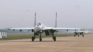 鏖戰(zhàn)云端！海軍航空兵某旅空中對(duì)抗訓(xùn)練拉開戰(zhàn)幕