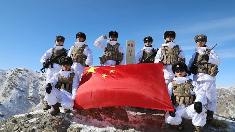 新春走軍營(yíng)丨中吉15號(hào)界碑前，新兵接過鋼槍！