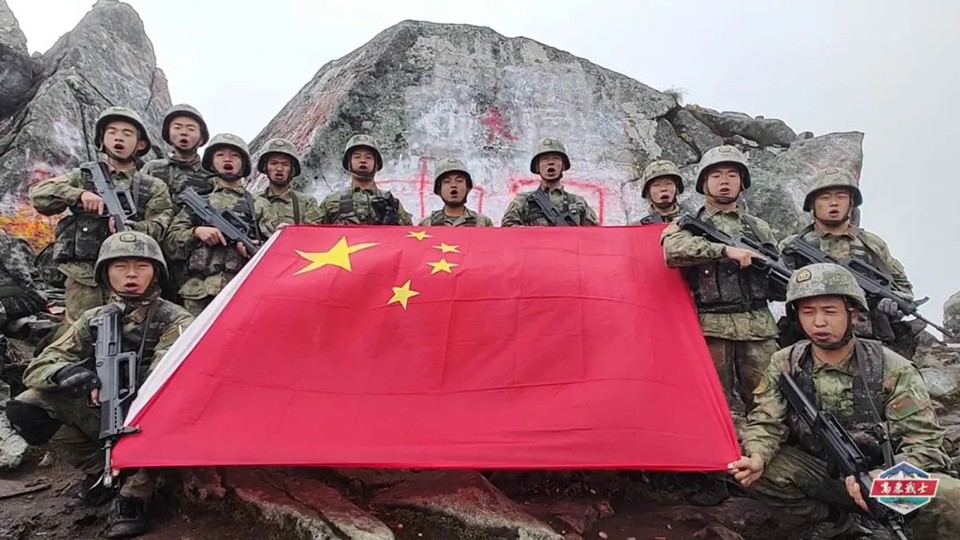 迎國(guó)慶，守平安！邊防官兵在巡邏戰(zhàn)位為祖國(guó)慶生