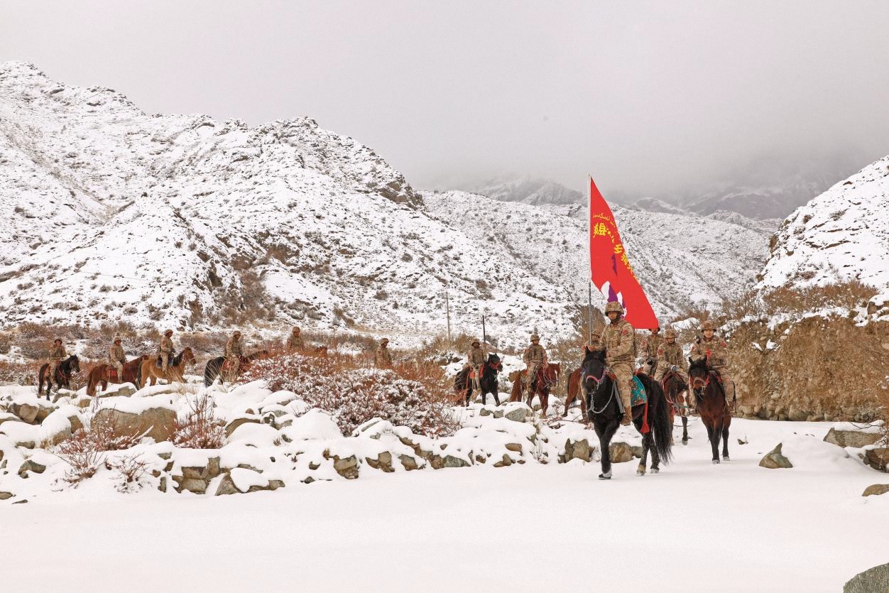 圖6-4為：民兵騎兵連在蜿蜒的山區(qū)里巡邏執(zhí)勤，確保防區(qū)安全穩(wěn)定。