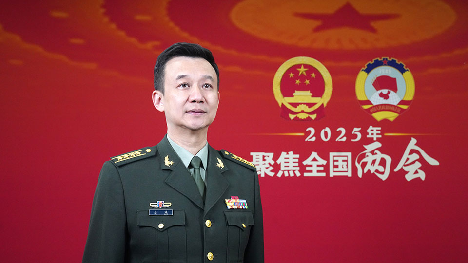 十四屆全國(guó)人大三次會(huì)議解放軍和武警部隊(duì)代表團(tuán)新聞發(fā)言人吳謙接受媒體采訪